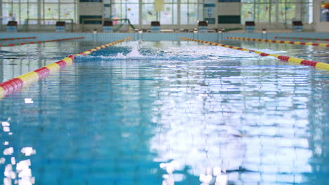 Vista-Frontal-De-Un-Atleta-Nadando-Estilo-Braza-En-La-Piscina.