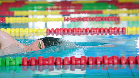 Schwimmer-Beim-Kraulschwimmen,-Vorbereitung-Auf-Einen-Freestyle-Wettbewerb,-Seitenansicht