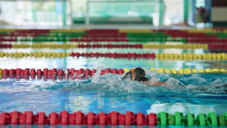 Zwei-Schwimmerinnen-Kämpfen-Um-Den-Sieg-Bei-Einem-Brustschwimmen-Disziplinenrennen,-Zeitlupe