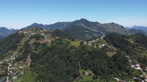 Stadt-Auf-Hügeln,-Zacatlan-Berge,-Puebla,-Mexiko,-Luftaufnahme