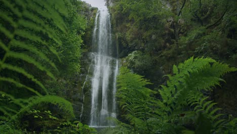 Zeitlupenaufnahme-Eines-Wunderschönen-Wasserfalls-In-Der-Natur-Von-Asturien,-Spanien---Cascada-Del-Cioyo