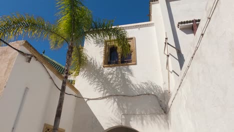 Arquitectura-Tradicional-En-La-Medina-De-Rabat,-Yuxtapuesta-A-La-Serenidad-Costera.