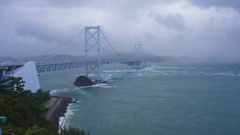 Tropensturm-In-Japan-Zwischen-Der-Insel-Awaji-Und-Tokushima-An-Der-Großen-Naruto-Brücke