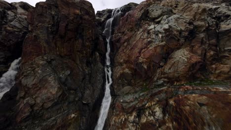 Flug-über-Den-Fellaria-Gletscher-Und-Abstieg-über-Die-Wasserfalloberfläche-Im-Valmalenco-Im-Veltlin,-Italien