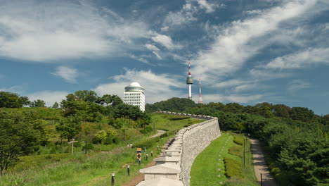 Seouler-Stadtmauer-Und-Namsan-Turm-An-Einem-Sommertag