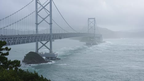 Tifón-Golpea-El-Puente-De-Onaruto-En-Shikoku,-Japón