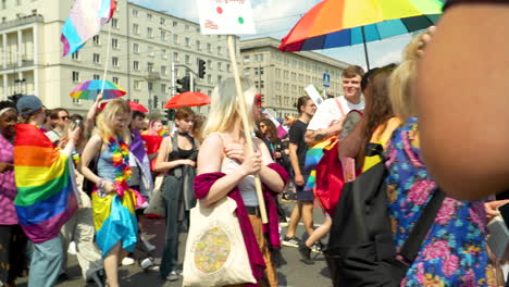 Demonstranten-Mit-Regenbogenfahnen-Und-Regenschirm-Beim-Freiheitsmarsch-In-Warschau,-Polen