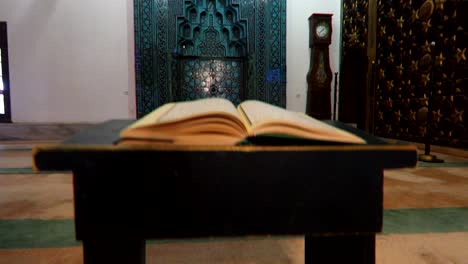 Dentro-De-Una-Mezquita-En-Birgi