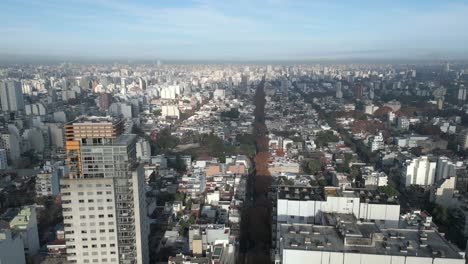Dron-Sobrevuela-Las-Calles-De-Palermo,-Dejando-Al-Descubierto-La-Calle-Armenia-Y-El-Edificio-Esmeralda-En-La-Calle-Guatemala-En-Buenos-Aires