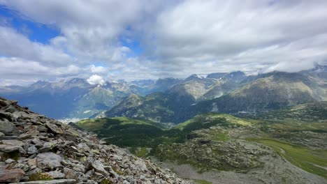 Schwenk-Luftaufnahme-Der-Alpe-Prabello-Von-Valmalenco-In-Norditalien-In-Der-Sommersaison