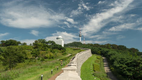 Seouler-Stadtmauer-Und-Namsan-Turm,-Erhöhte-Landschaft-Im-Zeitraffer-Im-Sommer