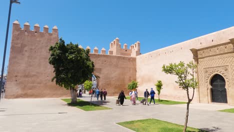 Escena-Callejera-De-Rabat:-Lugareños-Y-Turistas-En-La-Histórica-Puerta-De-Entrada-De-Bab-El-Had