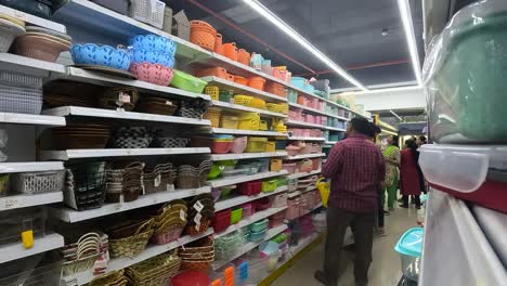 Wide-shot,-people-are-buying-everyday-plastic-items-from-shopping-malls