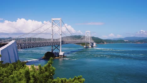 Corrientes-De-Marea-Que-Pasan-Bajo-El-Gran-Puente-De-Naruto-En-Tokushima,-Japón