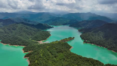 Filmischer-Drohnenflug-über-Tropische-Landschaft-Mit-Grünem-Wasser-Und-Grünen-Hügeln-An-Bewölkten-Tagen---Feitsui-Stausee,-Taiwan