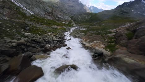 Flying-over-water-stream-flowing-in-Valmalenco-valley-of-Valtellina,-Italy