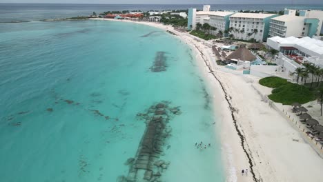 Cancun-Küstenstrand-Mit-Blauem,-Ruhigem-Wasser-Im-Paradiesischen-Mexiko