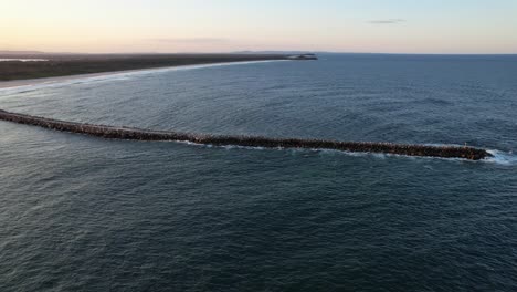 Sonnenuntergang-über-Dem-Strand-Von-Iluka-Und-Break-Wall-An-Der-Shoal-Bay-In-Iluka,-New-South-Wales,-Australien