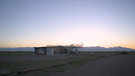 Amanecer-En-La-Torre-De-Vigilancia-OVNI-En-Crestone-Colorado,-Estática-Amplia