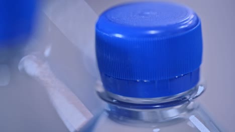 Botellas-De-Agua-Azules-Llenas-De-Agua-Súper-Clara.