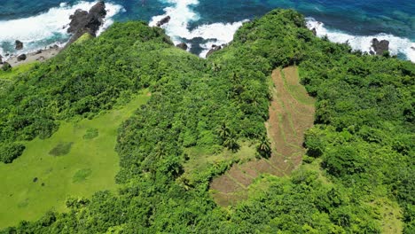 Vegetación-Verde-Sobre-Las-Montañas-Costeras-Tropicales-De-Baras-Catanduanes-En-Filipinas
