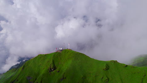 Drohnenaufnahme-Von-Jesus-Christus,-Kreuz,-Christ-In-Grünen-Hügeln,-Wolken,-Nepal