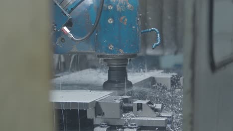 Eine-Detaillierte-Nahaufnahme-Zeigt-Die-Spitzentechnologie-Einer-Metallfräsmaschine-Im-Einsatz-In-Einer-Geschäftigen-Fabrik-Und-Ist-Ein-Beispiel-Für-Die-High-Tech-Präzisionsmaschinenindustrie