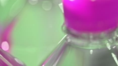 Bunte,-Pinkfarbene-Wasserflaschenverschlüsse-Auf-Flaschenwasser