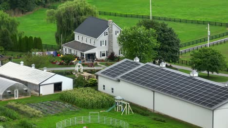 Sonnenkollektoren-Auf-Der-Scheune-Eines-Amerikanischen-Bauernhofs
