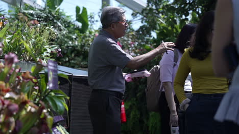 Tour-guide-introducing-exhibit-to-tourists-at-Gardens-by-the-Bay-in-Singapore