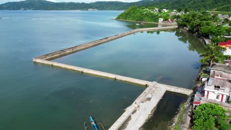 Wassergehege-Im-Fischerdorf-In-Baras,-Catanduanes