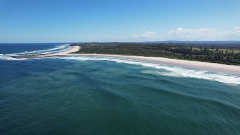 Türkisfarbene-Meereslandschaft-Von-Sharpes-Beach-In-New-South-Wales,-Australien-–-Luftaufnahme