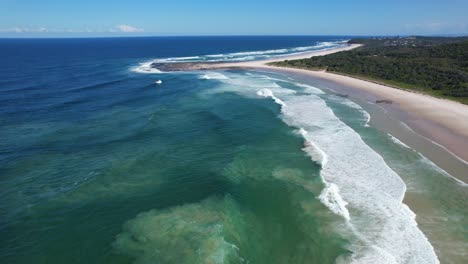 Türkisfarbene-Meereslandschaft-Am-Sharpes-Beach-In-New-South-Wales,-Australien-–-Drohnenaufnahme-Aus-Der-Luft