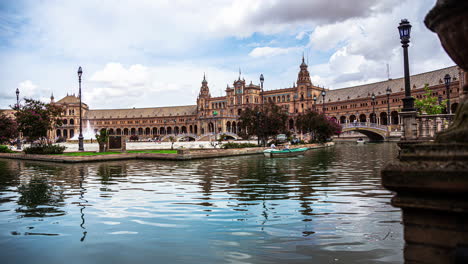Ruderboote-über-Dem-Kanal-Auf-Der-Plaza-De-España-In-Sevilla,-Spanien