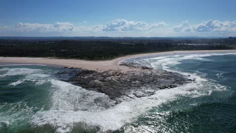 Schaumige-Meereswellen-Plätschern-Am-Sharpes-Beach,-Flachem-Felsen,-New-South-Wales,-Australien---Luftaufnahme