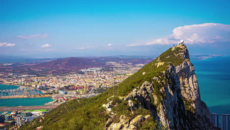 Bergstation-Der-Seilbahn-Auf-Den-Berg-Mit-Blick-Auf-Gibraltar,-Spanien---Zeitraffer