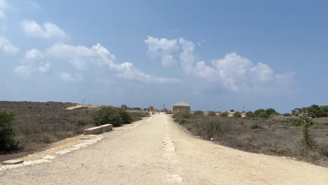 Hermosas-Mujeres-Caminando-En-El-Sitio-Arqueológico-De-Nea-Paphos-En-Chipre