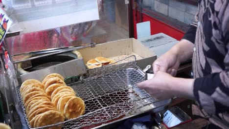 Person,-Die-Beliebtes-Streetfood-Arare-In-Asakusa,-Japan,-Verkauft