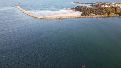 Tilt-up-Reveal-Of-South-Break-Wall-And-Turners-Beach-At-The-Mouth-Of-Clarence-River-In-Yamba,-NSW,-Australia