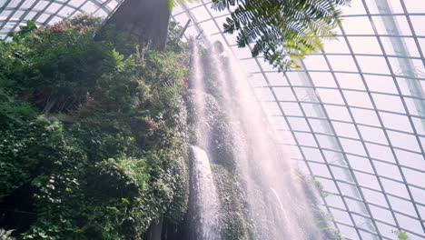 Zeitlupe-Des-Wasserfalls-In-Den-Gärten-An-Der-Bucht-In-Singapur