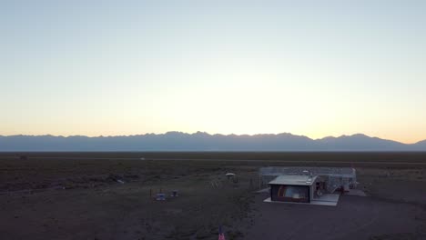 Sonnenaufgang-Am-UFO-Wachturm-In-Crestone,-Colorado,-Luftaufnahme