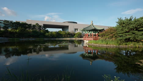 Pabellón-Cheongjajeong-Sobre-Un-Estanque-De-Cristal-En-El-Museo-Nacional-De-Corea-En-Verano--gran-Angular
