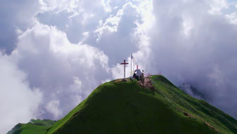 Nepals-Bewölkter-Himmel,-Drohnenaufnahme-Von-Jesus-Christus,-Kreuz-Des-Christen-In-Grünen-Hügeln
