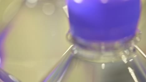 Botellas-De-Agua-Con-Tapas-De-Plástico-Violeta-Llenas-De-Agua-Cristalina.