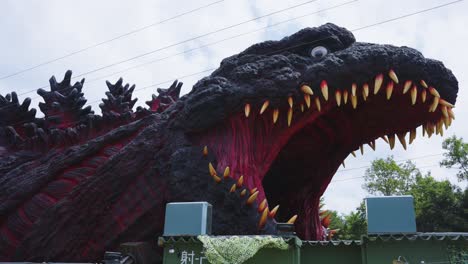 Riesige-Shin-Godzilla-Statue-Im-Vergnügungspark-Nijigen-No-Mori