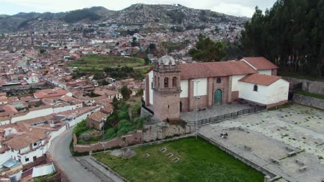 Gente-Sentada-En-El-Cementerio-De-La-Iglesia-De-San-Cristóbal-En-Cusco,-Perú.