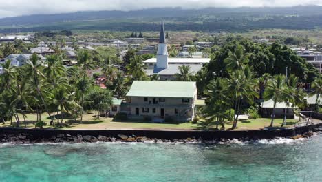 Aerial-close-up-panning-shot-of-historic-Hulihe'e-Palace-on-the-shores-of-Kailua-Kona,-Hawai'i