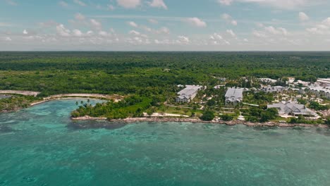 Hilton-beachfront-hotel-at-Bayahibe,-La-Romana-in-Dominican-Republic