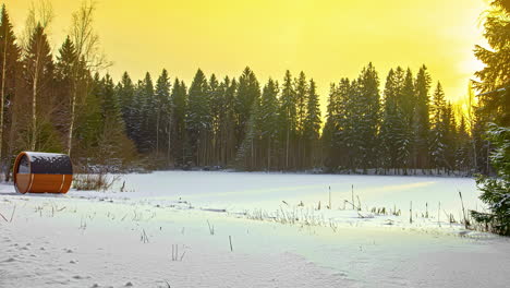 Malerischer-Winterland-Sonnenaufgang-Im-Zeitraffer-Mit-Waldhintergrund