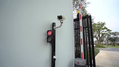 Puerta-De-Seguridad-Automática-Con-Cctv,-Mediana